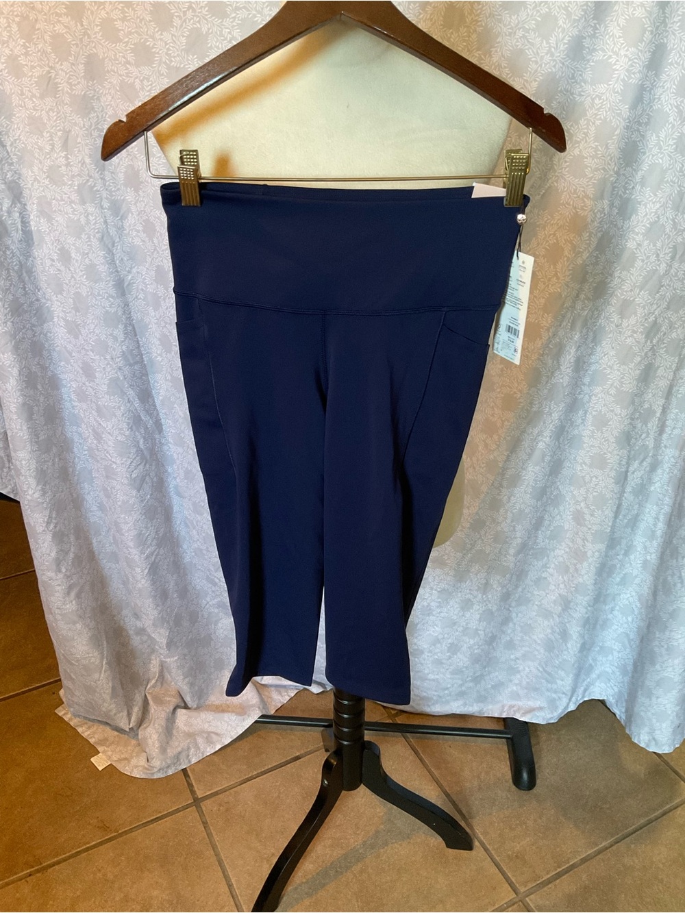 Women’s High-Rise Navy Capri Leggings